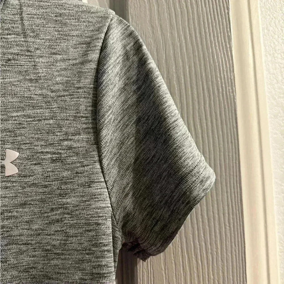Women’s Under Armour Loose Heat gear short sleeve top in gray/black. Size XS - Picture 4 of 9